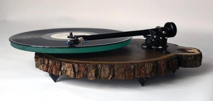 Beautiful Naturalistic Turntables Made from Black Walnut Trees - My Modern Met #music #wood #turntable #records