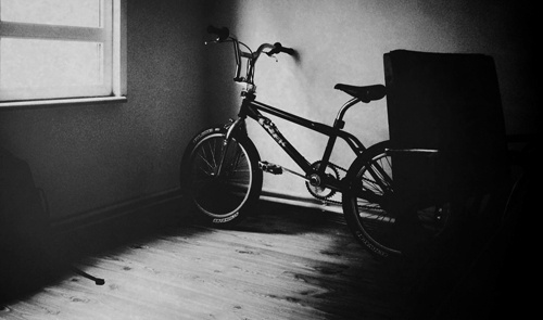tumblr_lz2wvvka611r2h0vjo1_500.jpg 500×295 pixels #photography #room #bike #desaturate