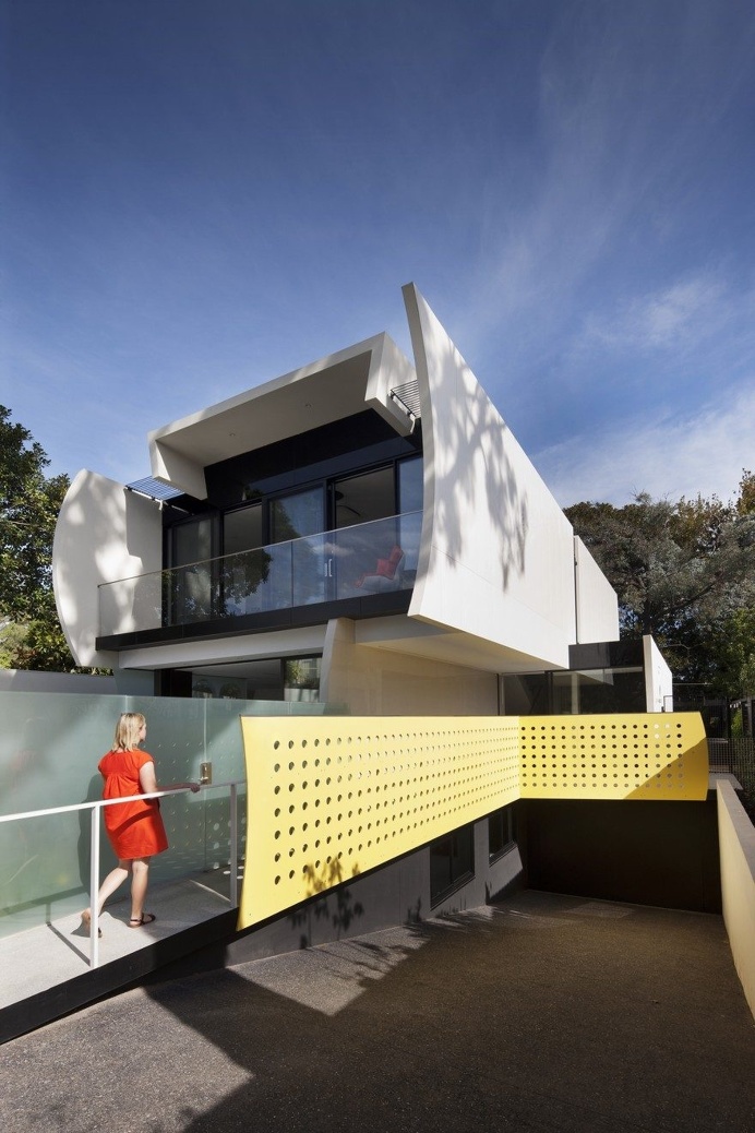 Unconventional House With Elliptical-Shaped Walls That Create New Spatial Perspectives