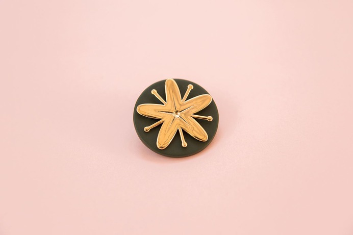 Broche Tilo Branding - Mindsparkle Mag Un Barco designed the branding for Broche Tilo, a brooch/jewel created by Maria Picci. This brooch is inspired by the city of La Plata, the beauty of its proportions and its linden tree. #logo #packaging #identity #branding #design #color #photography #graphic #design #gallery #blog #project #mindsparkle #mag #beautiful #portfolio #designer