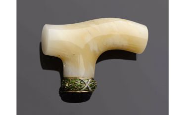 FABERGÉ Pommel of a cane in hard stone carved...