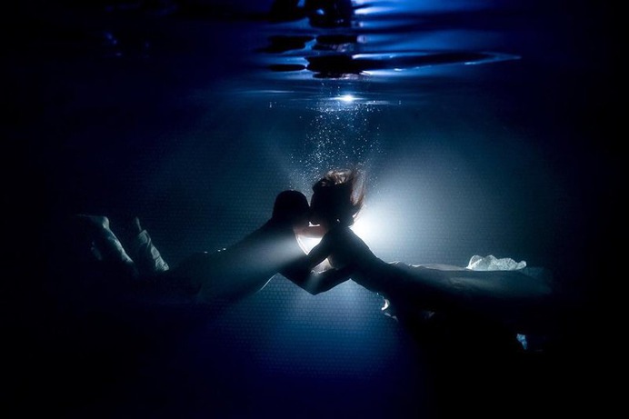 kiss under the water