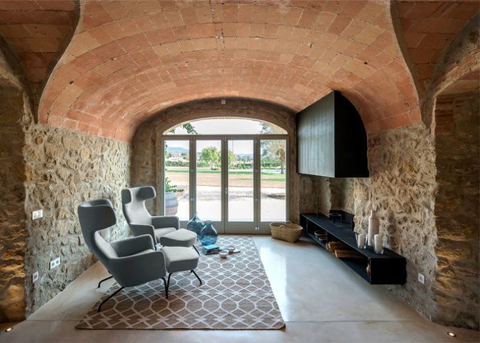 House with Historic Spirit Restored by Gloria Duran - InteriorZine