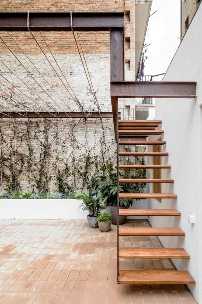 Industrial pergola and stairway. Gallery House by Carles Enrich. Â© AdriÃ Goula. #stairway #industrial