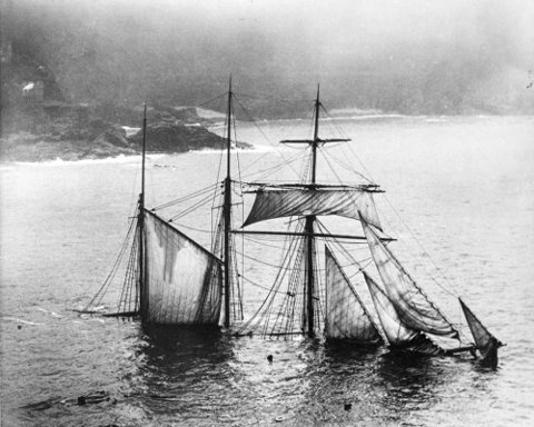 FFFFOUND! | spaceghetto #ships #white #sinking #black #ship #and #sunken #pirate