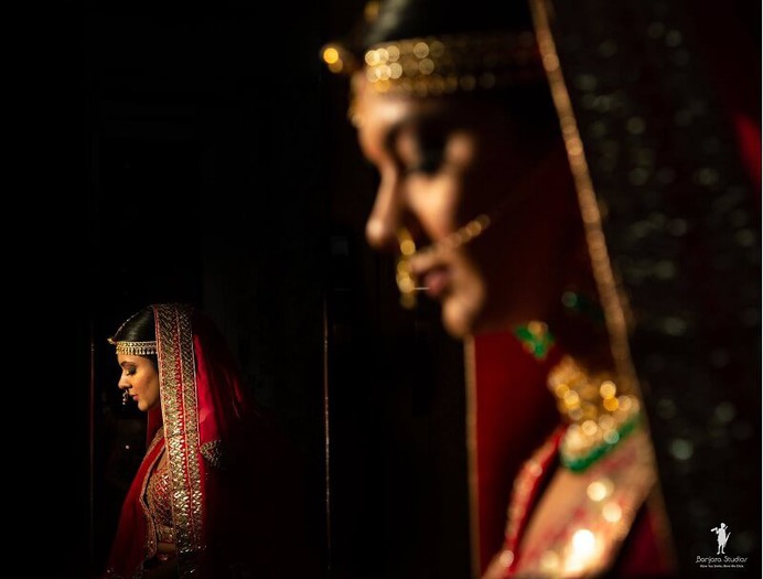 Some Best Mesmerizing Off-Beat Mirror Wedding Poses You Must Have Them for Your Wedding