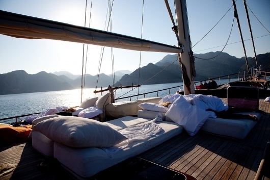 tumblr_lw473l1HRI1qczunzo1_1280.jpg (1024×683) #interior #girl #yacht #sailing #bed