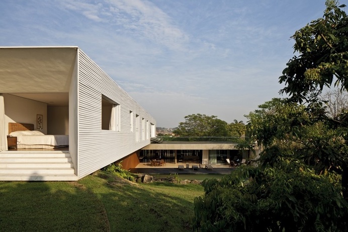 Getaway House in the City of Piracicaba / Isay Weinfeld
