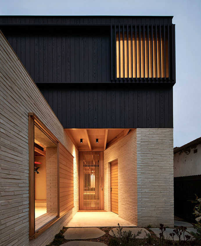 Brick House That Looks Warm Cozy and Inviting - InteriorZine #architecture #house #home #decor #interior