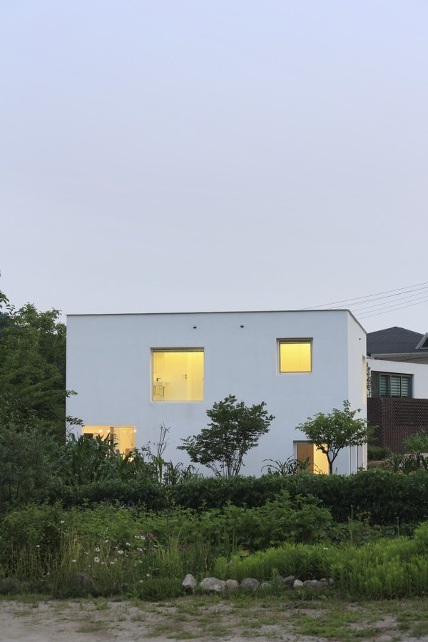9X9 Experimental House by Studio Archiholic #modern #design #minimalism #minimal #leibal #minimalist