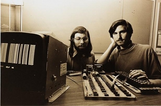 Steve Jobs, l'homme visionnaire qui voulait changer le monde (et qui a réussi) - 20minutes.fr #1976 #steve #apple #wozniak #jobs #pass #away