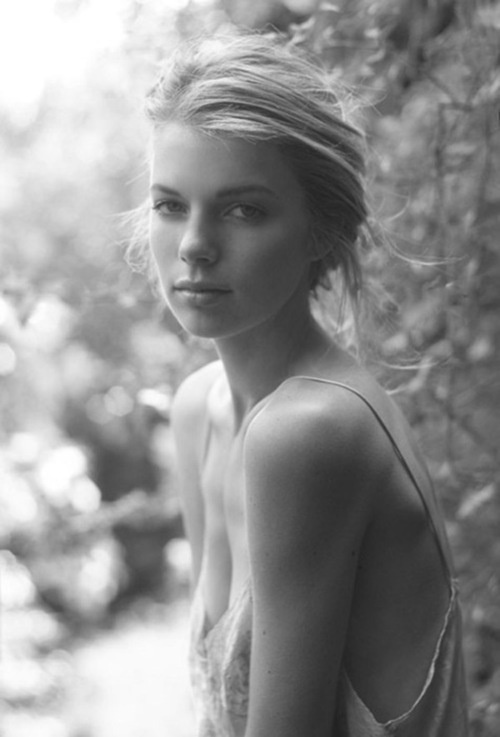 A Minute of Perfection http://dcult.net/TxzX2f #photography #black and white #beauty #eyes