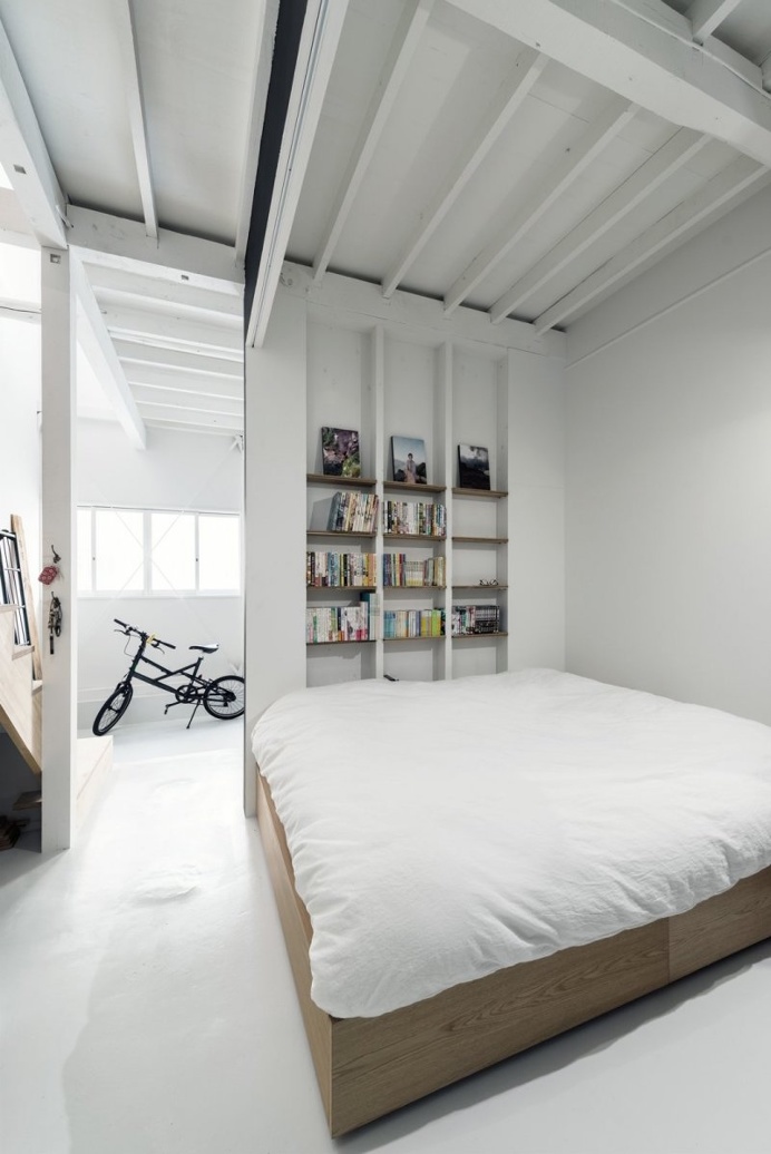 Partitioned sleeping area. Re:Toyosaki by coil _ k.m architects. © Yoshiro Masuda. #bedroom #industrial #guestroom