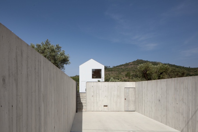 Fonte Boa House by João Mendes Ribeiro Arquitecto, Lda. #garage #joaomendesribeiroarquitectolda #architecture #minimalism