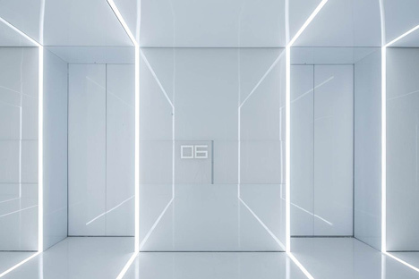 Glass office with mirrored walls for Soho China by AIM Architecture #office #space #work