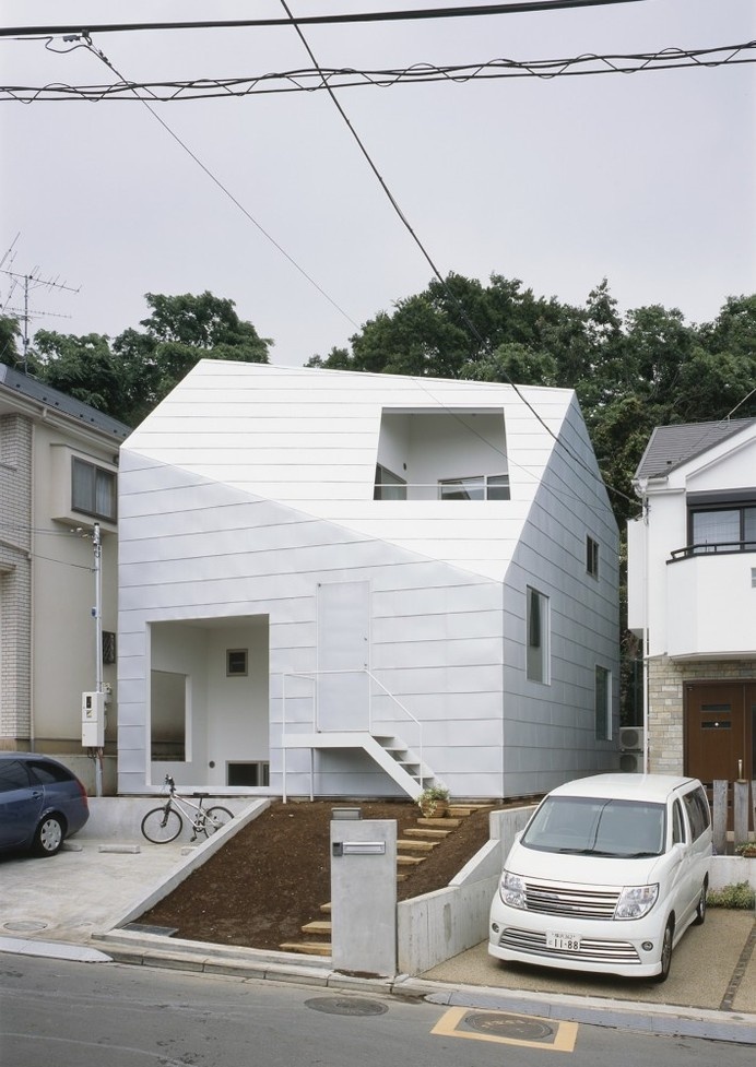 The Fascination of White Minimalism: House With Gardens in Japan #architecture #minimalism