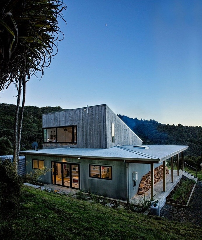 Modern Family Retreat House Inspired by New Zealand's Backcountry Huts 1