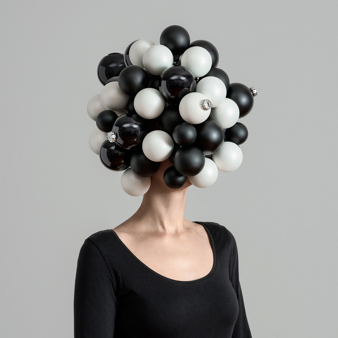 Eine Frau mit Christbaumkugeln auf dem Kopf. #christmas #balls #women #black and white #head