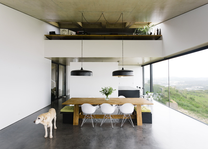 Varatojo House in Portugal by Atelier Data appears windowless #interior #eames #dog