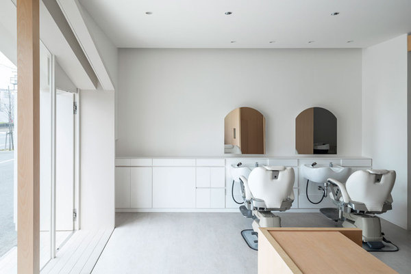 Folm Arts Beauty Salon by Tsubasa Iwasashi Architects #interior #minimalist #minimal