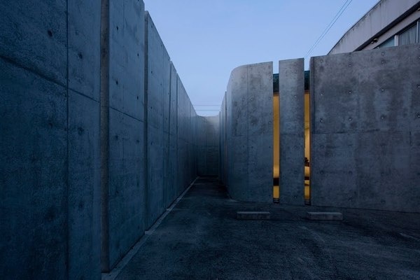 Slit House by EASTERN design office #modern #design #minimalism #minimal #leibal #minimalist