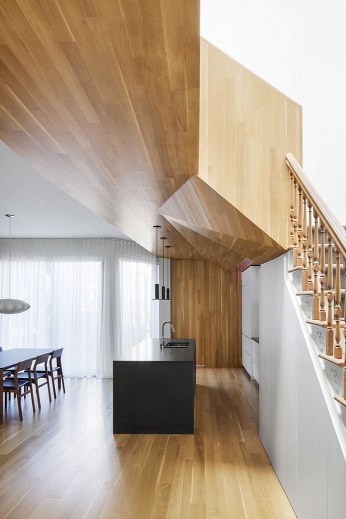 La Casa – Inspired and Elegant Wooden Surfaces / MXMA Architecture & Design