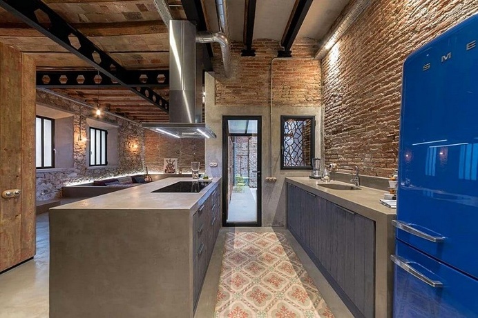 FFWD Arquitectes Turned an Old Carpentry Workshop in Industrial Loft