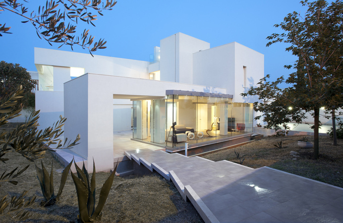 Mediterranean Luxury Comes in White: Villa di Gioia by Pedone Working #mediterranean #architecture #luxury