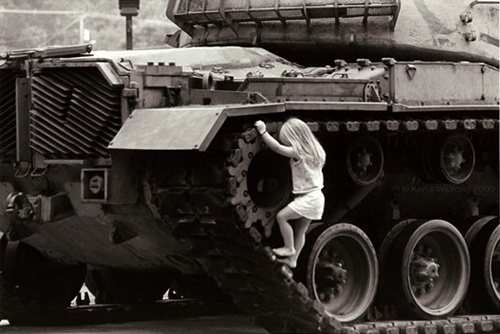 22 Heartbreaking Photojournalism Pictures – Bleeding for Peace! « Graphic Design Blog – An Ultimate Resource for Graphic Designers #photography #tank #girl