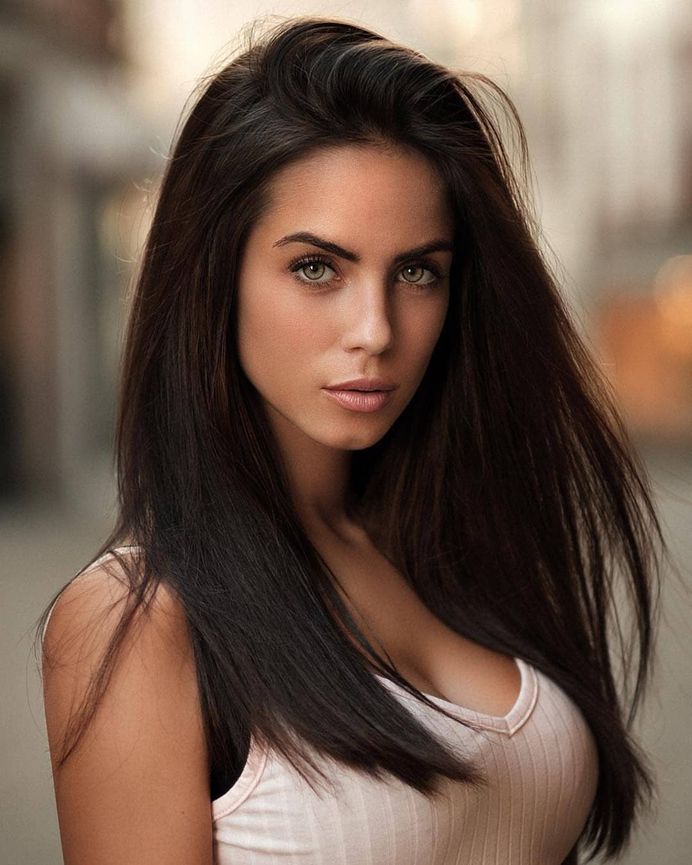 📸Photographer: Martin Kühn @martinkuehnfotografie 🎀Model: Marlen Valdarrama Alvaré @malvareezz 📍Follow: @portraitistnet 📌Tag: #portraitistnet (at Frankfurt, Germany)