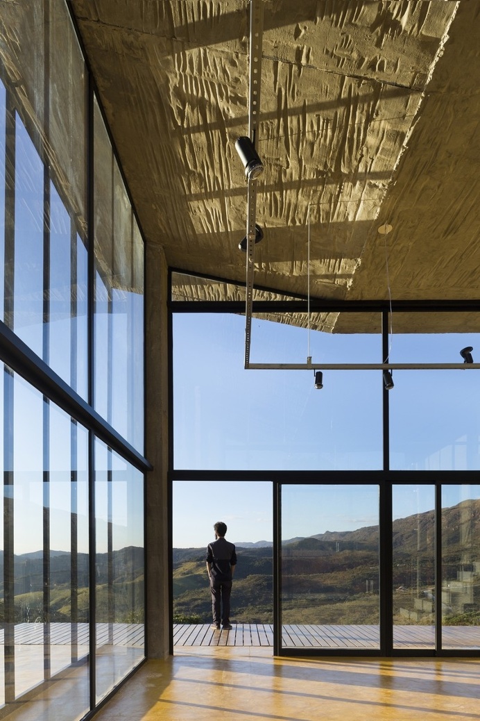 Cerrado House at the Foothills of the Sierra da Moeda / Brazil
