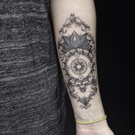 21 Mysterious Compass Tattoo Designs
