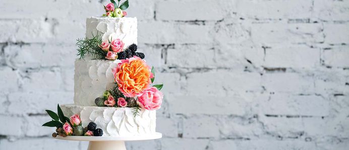 A wedding cake is a nice end to the wedding day. Beautiful, sweet and tasty, he pleases not only a couple, but all the guests of the evening.