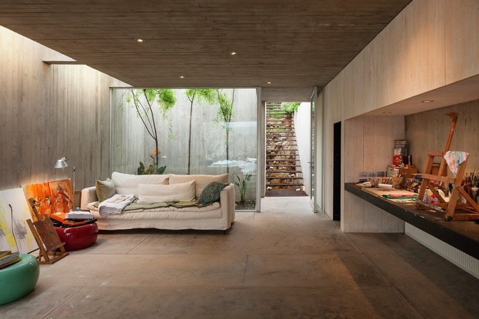 Concrete Painting Studio Built on a Rocky Hill / Chile