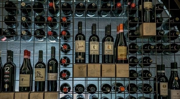 http://img.archilovers.com/projects/03b7f8e783db29fb82c7b105de555a7c.jpg #bar