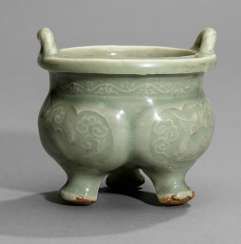 Fine Longquan incense burners of the type 'thing' with raised Luduan #Sets #Teasets #Porcelainsets #Antiqueplates #Plates #Wallplates #Figures #Porcelainfigurines #porcelain