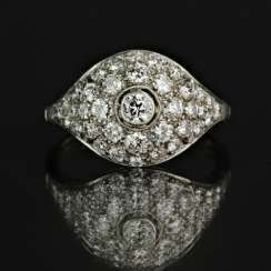 Fancy diamond Ring: 1.4 carats, Wesselton/white, cocktail ring, hand-1. Half of the 20. Century, very good.