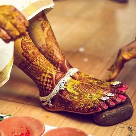 Silver Payal Design looks beautiful on bride's mehndi feet.