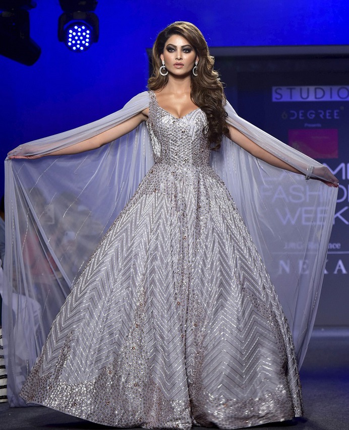 urvashi_rautela_LFW2019