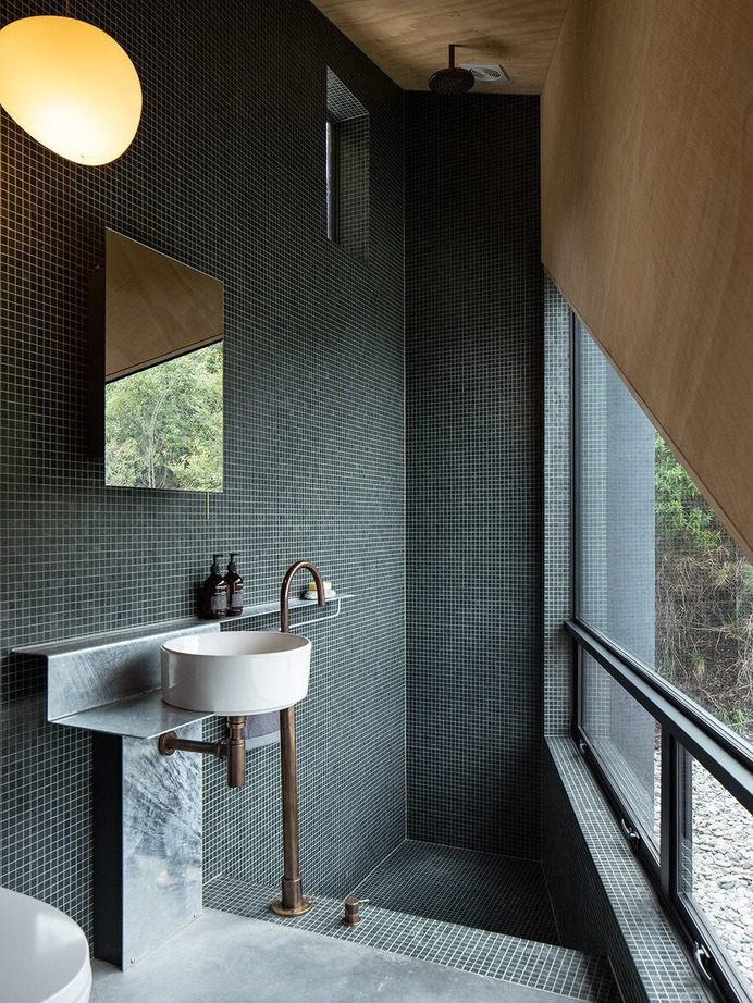 bathroom, Vaughn McQuarrie