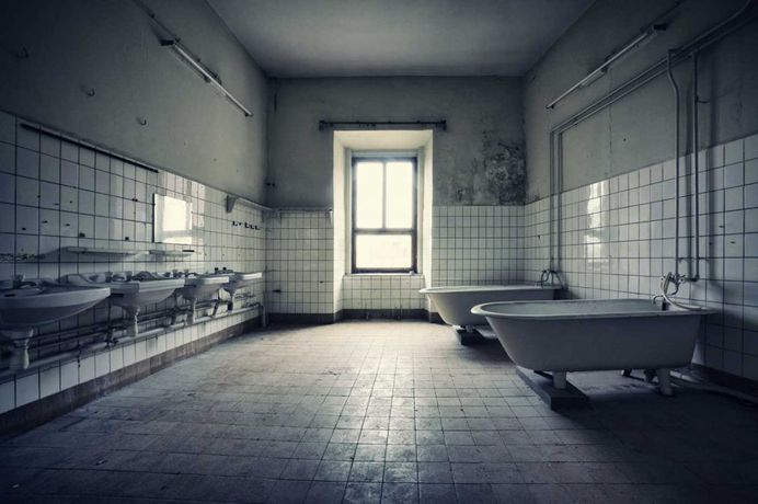 Decaying Bathrooms: Abandoned Photography by Ralph Graef