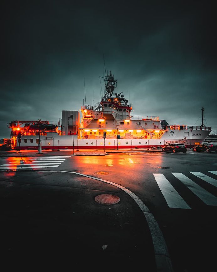 Stunning Street Photos of Helsinki by Charlie Featherlight