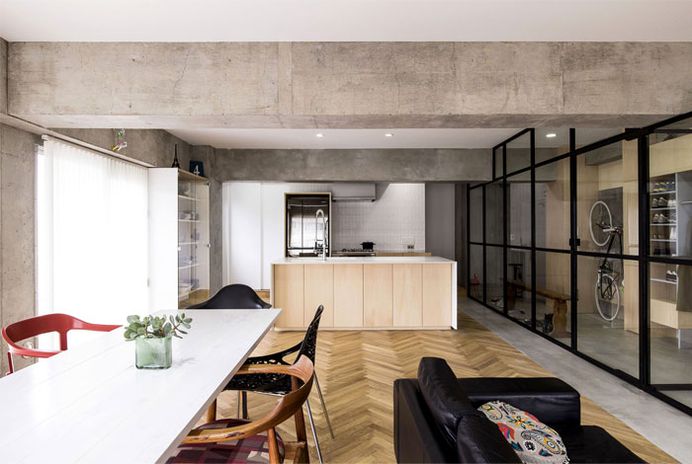 Tomokatzu Hayakawa Architects Renovate 70's Tokyo Apartment - InteriorZine