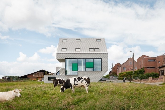 Energy Efficient Leeuw House In Belgium Adapted To Its Countryside Landscape #efficient #belgium #architecture #energy