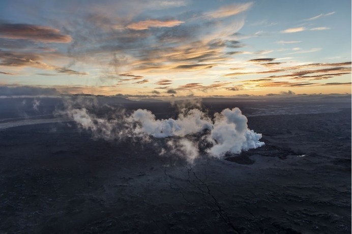 BILLEDSERIE Lava strømmer ud nær islandsk gletsjer | viden | DR #photography #volcano #iceland