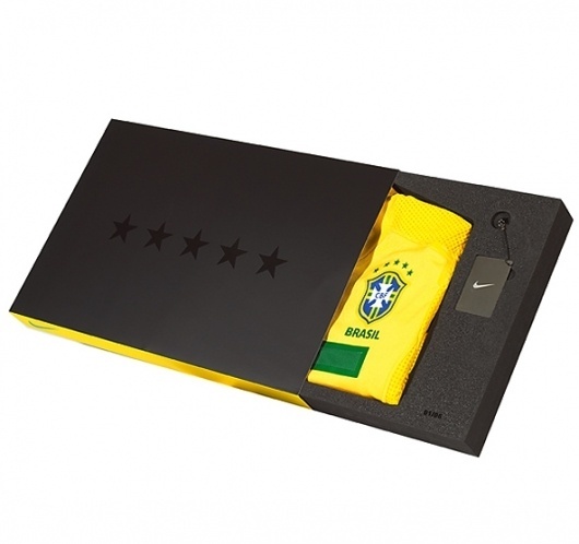 Custom foam / Progress Packaging #presentation #box #shirt #keyring #football