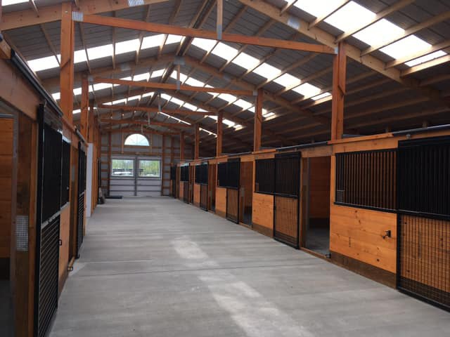Interior-Horse-Stable-with-Skylights.jpg (640×480)