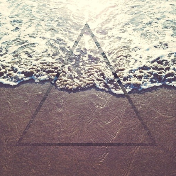 eb5402947bc811e394de12247874e2c6_8.jpg (640×640) #ocean #sun #triangle #beach #chromanaut