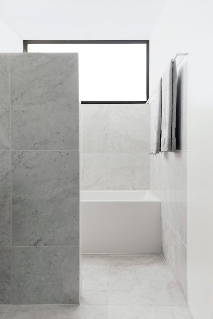 Modern bathroom. Maison Lagarde by la SHED architecture. © Maxime Brouillet. #marble #bathroom #modern
