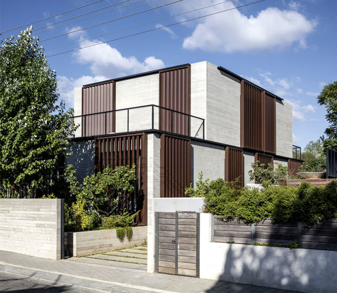 Afeka House Amaze with Corten Steel Shading System - InteriorZine